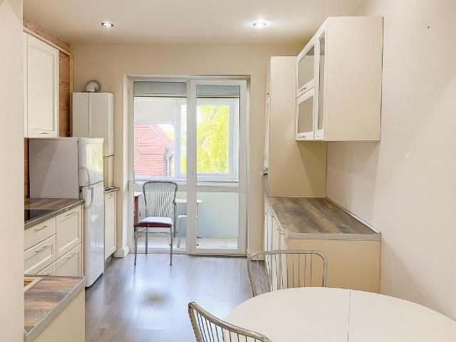 Regim vila, 2 camere, decomandat, mobilat si utilat, Centrul Civic, Brasov