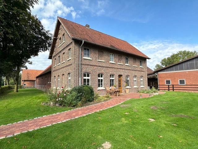 Reitanlage mit 40er Halle auf 7,3 ha zu verkaufen