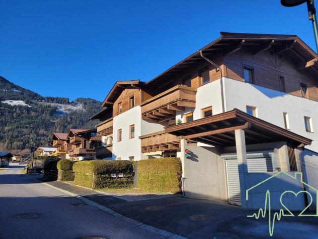 Reith bei Kitzbühel: 4 Zimmer DG Wohnung mit Südbalkon & Garage!
