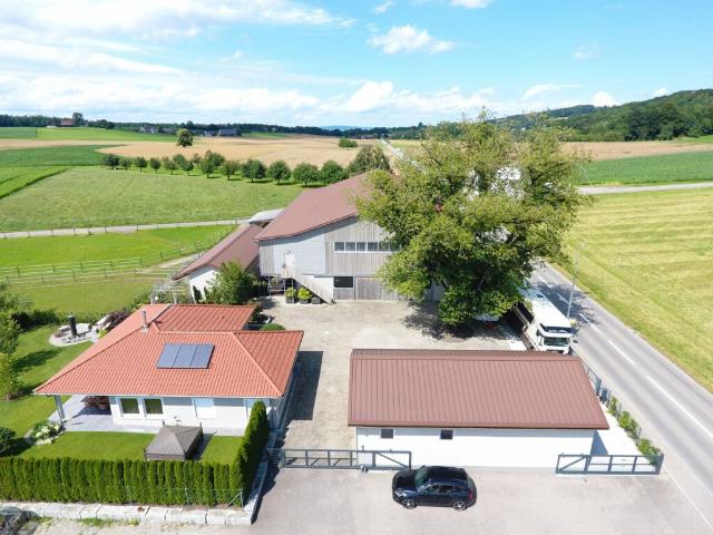 Reitsportimmobilie mit Haus und Reithalle