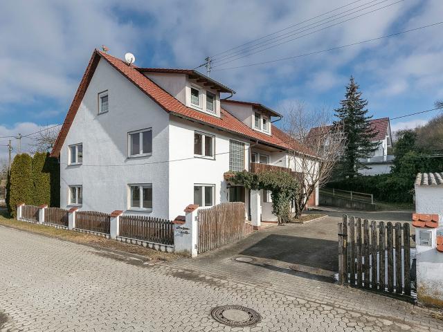 Reizendes Bauernhaus mit Scheune, Hof und zwei separaten Wohneinheiten