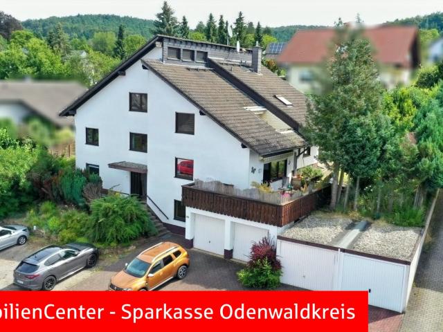 Reichlich Raum, auch für die Großfamilie, mit 4 Garagen und 4 Stellplätzen