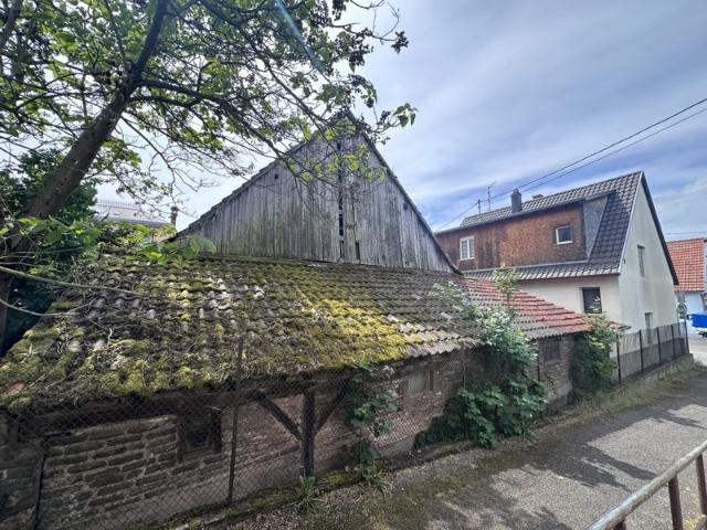 REICHSTETT plein centre, maison + granges à démolir
