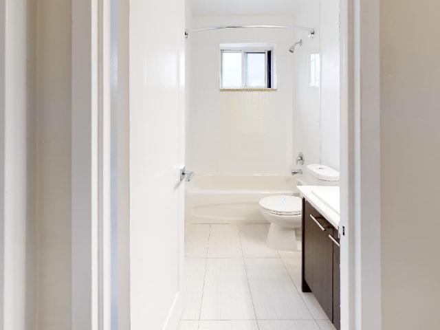 Reid Drive 1 Bedroom Apartment for Rent at 14 Skylark Apts Mississauga, ON L5M 2A8 Streetsville