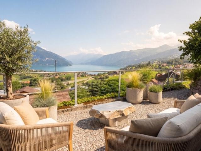 REIHENECKHAUS MIT SEE /BERGSICHT, TERRASSE UND GARTENSITZPLATZ