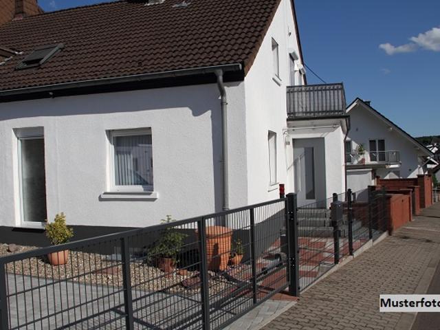 Reihenendhaus mit Garten und Stellplätzen
