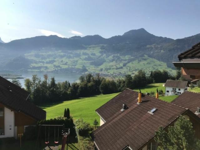 Reihenhaus über dem Nebel