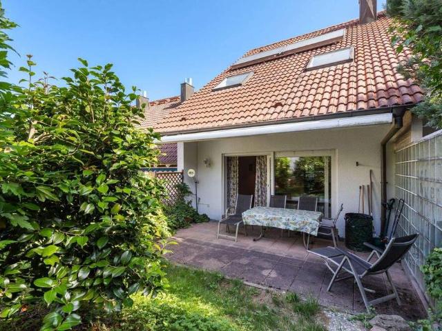Reihenmittelhaus mit Terrasse, Stellplätzen & ausbaufähigem Dachgeschoss ideal für kleine Familien