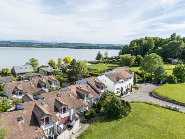 REIHENMITTELHAUS AM MURTENSEE MIT PRIVATEM SEEANSTOSS