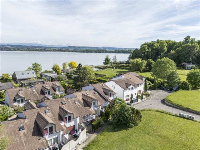 REIHENMITTELHAUS AM MURTENSEE MIT PRIVATEM SEEANSTOSS