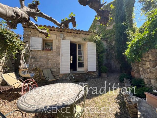 Reillanne, jolie maison de village avec cour proche commerces