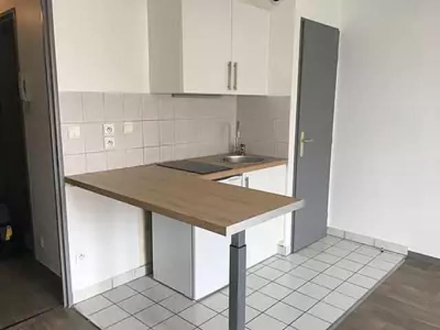 Reims 51100 Location appartement 1 pièce t1 au dernier étage parking
