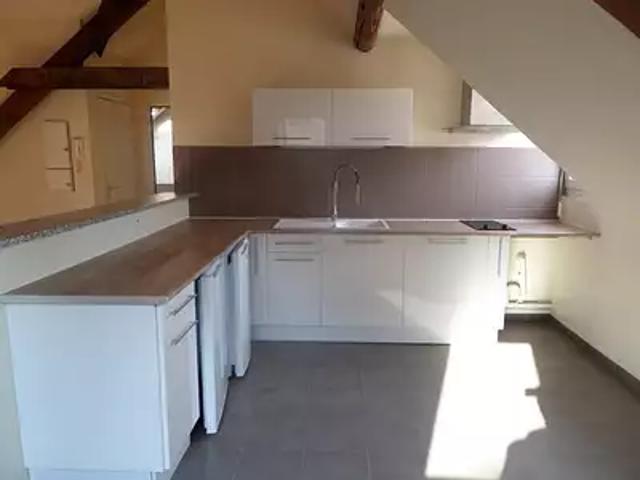 Reims 51100 Location appartement au dernier étage cave