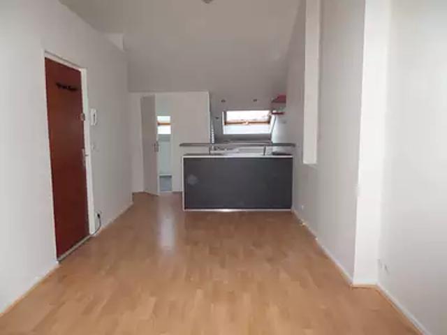 Reims 51100 Location appartement au dernier étage cave