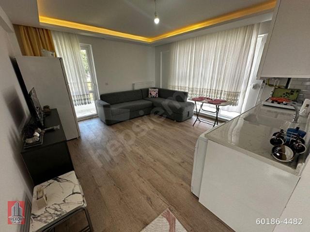 REKOR'DAN KIBRIS CADDESİNDE 1+1 SIFIR BİNA 2.KAT KOMBİLİ TERTEMİZ EŞYALI DAİRE
