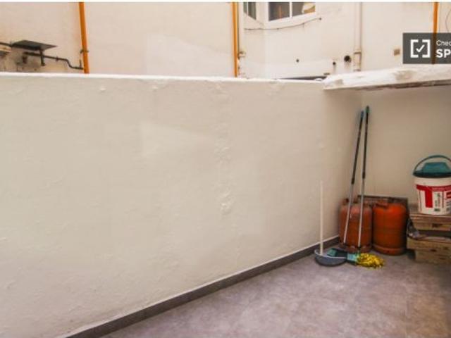Relajante habitación con amplio espacio de almacenamiento en el departamento compartido, Camins al G