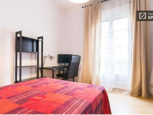 Relajante habitación con estantería en un apartamento de 6 dormitorios, Salamanca