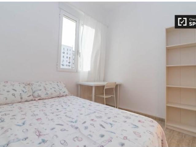 Relajante habitación con escritorio en piso compartido, El Plà del Real