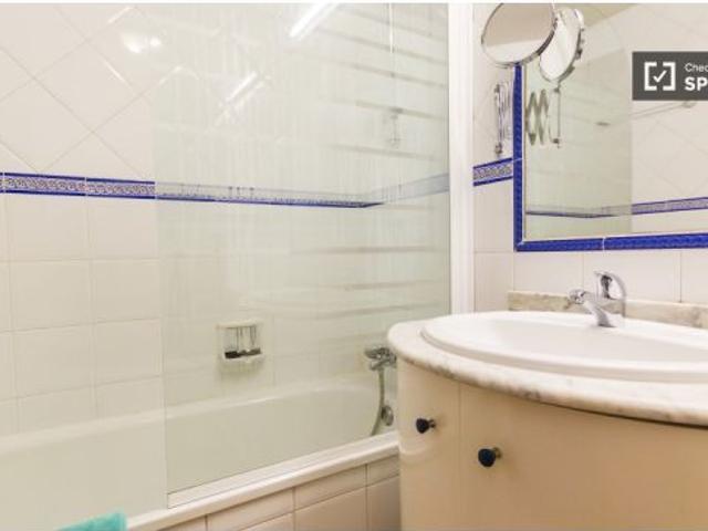 Relajante habitación con escritorio en piso compartido, Retiro