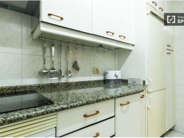 Relajante habitación con escritorio en piso compartido, Retiro