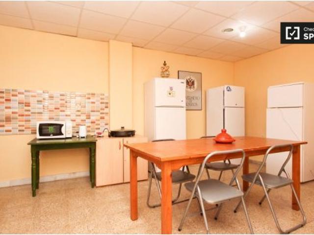 Relajante habitación con ventana con vista al patio interior en departamento compartido, Los Pajarit