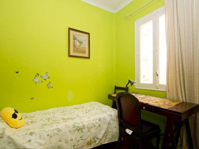 Relajante habitación en un apartamento de 4 dormitorios en Retiro, Madrid