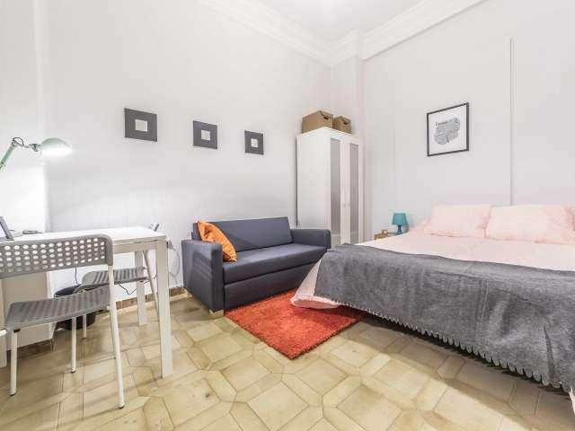 Relajante habitación en piso compartido en Eixample, Valencia