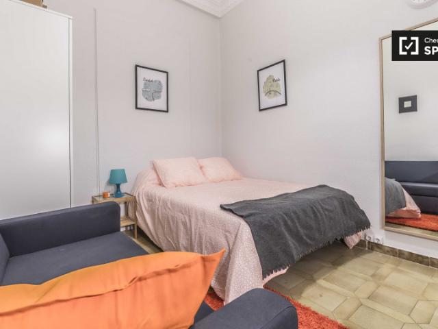Relajante habitación en piso compartido en Eixample, Valencia