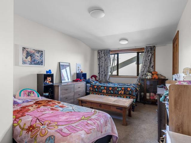 Relaxed Family Living With Sun & Privacy
