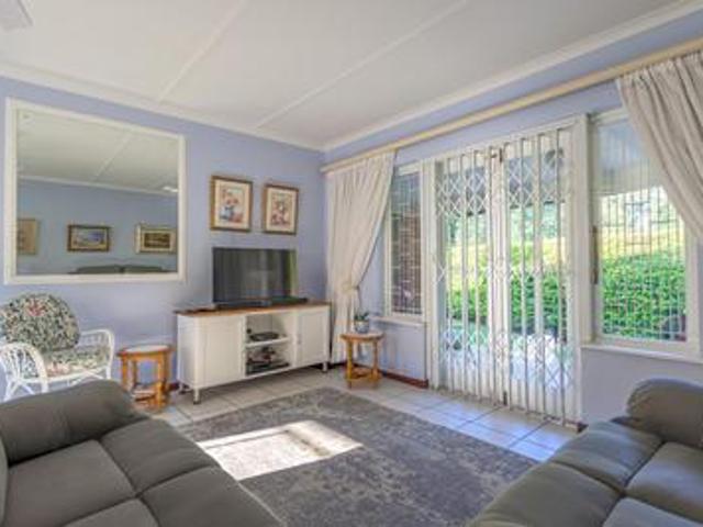 relaxed living in a warm and welcomi.