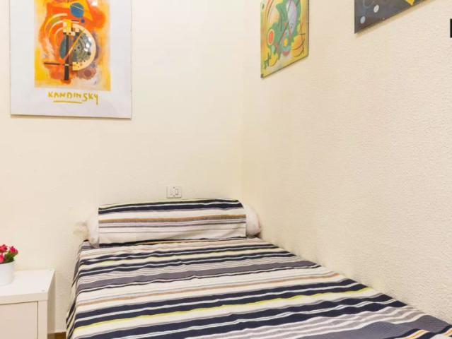 Relaxing room with desk in shared apartment, Retiro