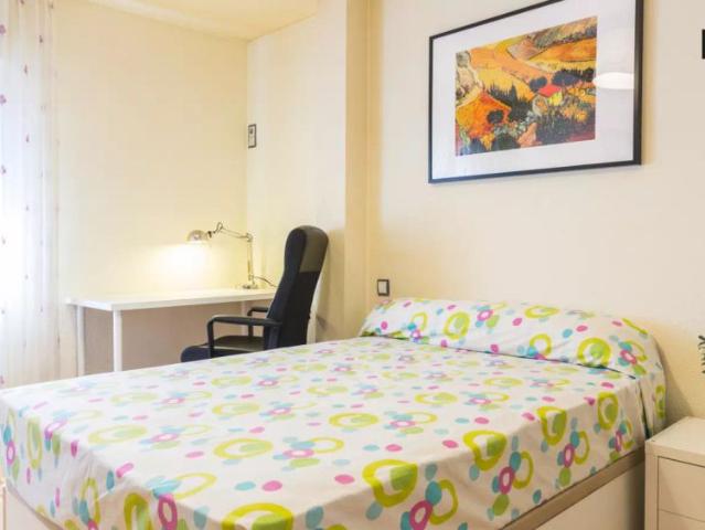 Relaxing room with desk in shared apartment, Retiro