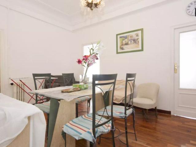 Relaxing room with independent key in 4 bedroom apartment, Retiro