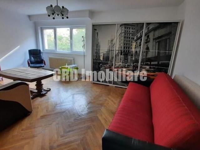 Republicii zona clinicii Sfanta Maria chirie apartament 4 camere, 2 bai, etaj 1 cod 100