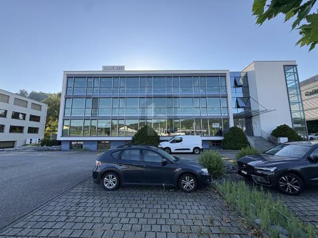 REPRÄSENTATIV MIT GLASFRONT