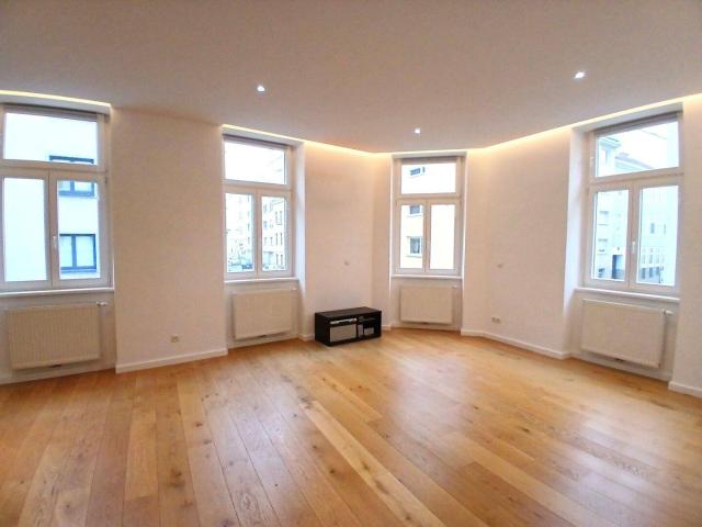 Repräsentative 3 Zimmer Altbauwohnung in zentraler Lage