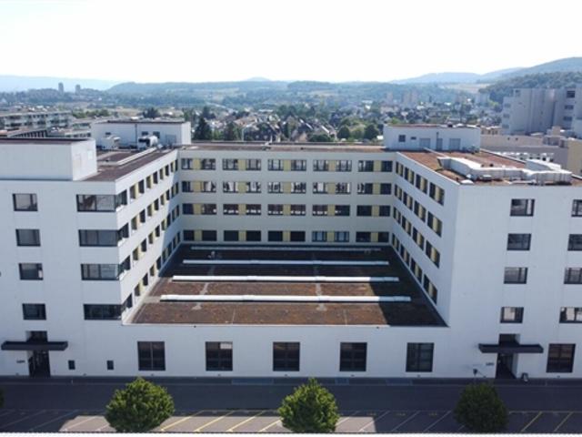 Repräsentative Bürofläche mit zwei Kleinbüros und moderner Küche