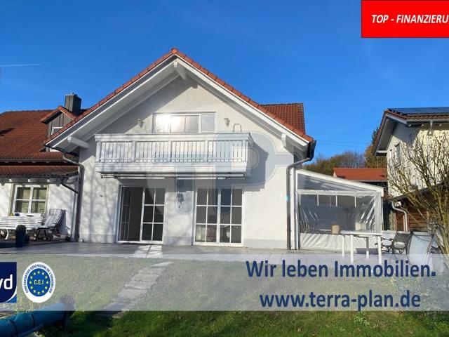 REPRÄSENTATIVES EINFAMILIENHAUS DHH MIT STUDIO UND SOUTERRAIN – ZIMMER IN NATURLAGE