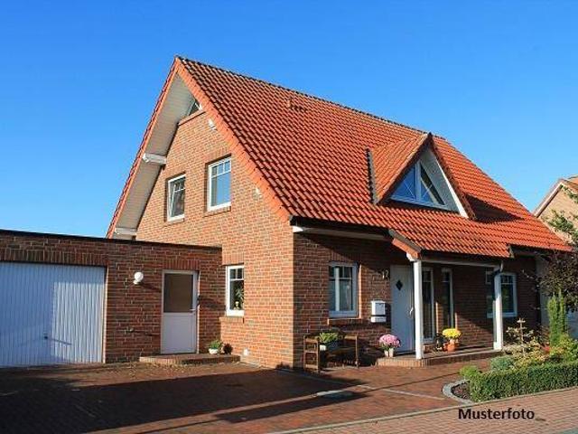 Repräsentatives Anwesen mit Wintergarten, Stallungen und Waldflächen