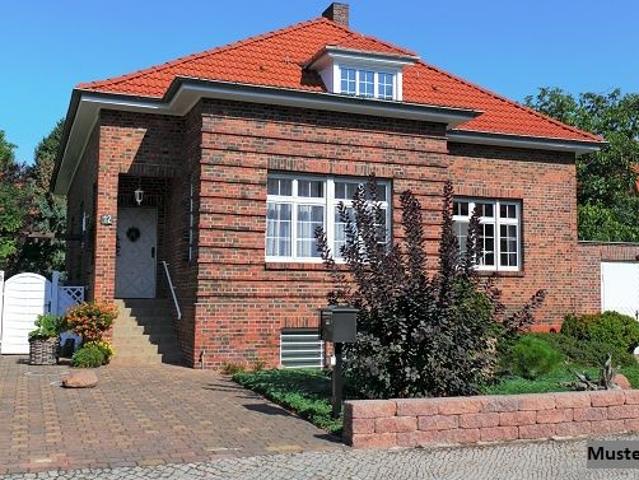 Repräsentatives Anwesen mit Wintergarten, Stallungen und Waldflächen