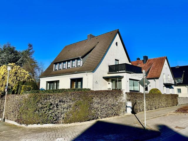 Repräsentatives Ein /Zweifamilienhaus mit Einliegerwohnung im Dachgeschoss in Bad Pyrmont/Oesdorf