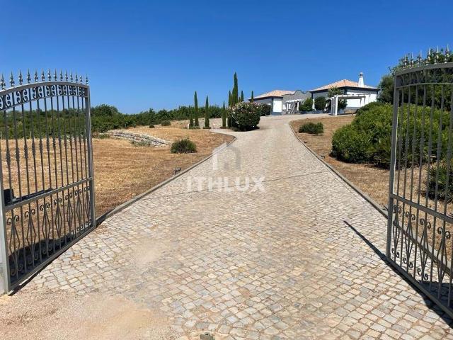 Requintada Moradia T4+2 com Vistas Panorâmicas Perto de Tavira, Tavira