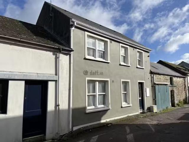 Rere Mews, 10 Emmet Square, Clonakilty, Co. Cork is for rent