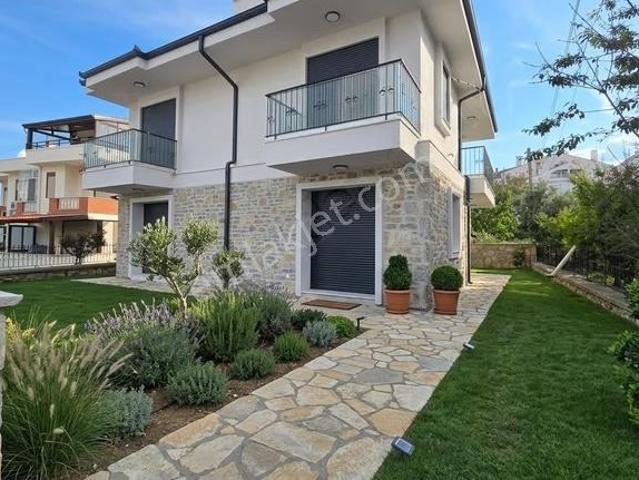 Rest Emlak tam Merkezde, Denize 150 Metre Mesafede Kiralık Villa