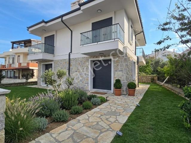 Rest Emlak tam Merkezde, Denize 150 Metre Mesafede Kiralık Villa