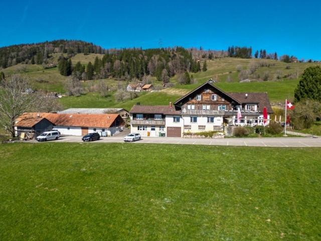 Restaurant mit Wohnungen und Stallungen