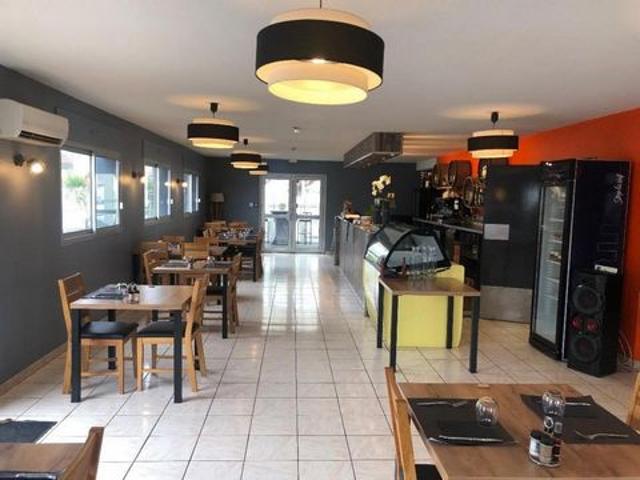 Restaurant avec terrasse extérieure et parking