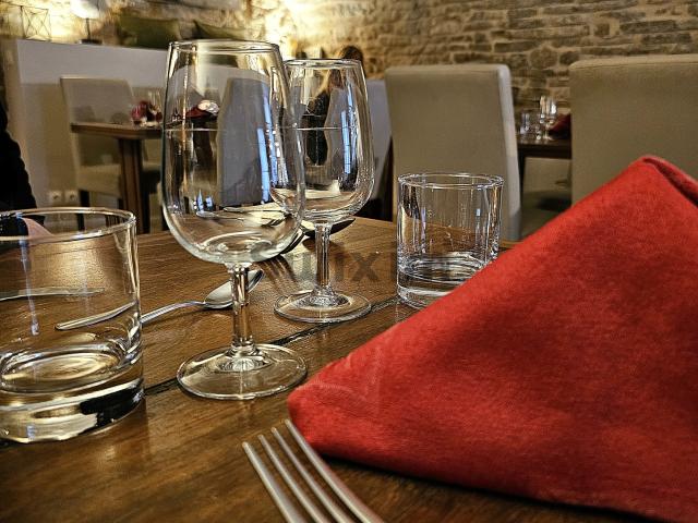 Restaurant de caractère avec murs et fonds Emplacement unique au cœur d'un village médiéval d'exception