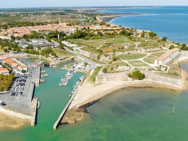 Restaurant sur le port de Château d'Oléron Fonds de commer. 160m² Le Château d'Oléron