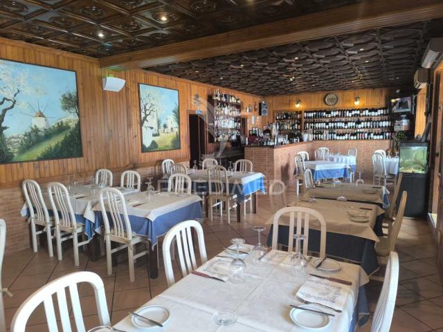 Restaurante totalmente mobilado e equipado, com habitação no 1º piso com um total de 106 lugares sentados